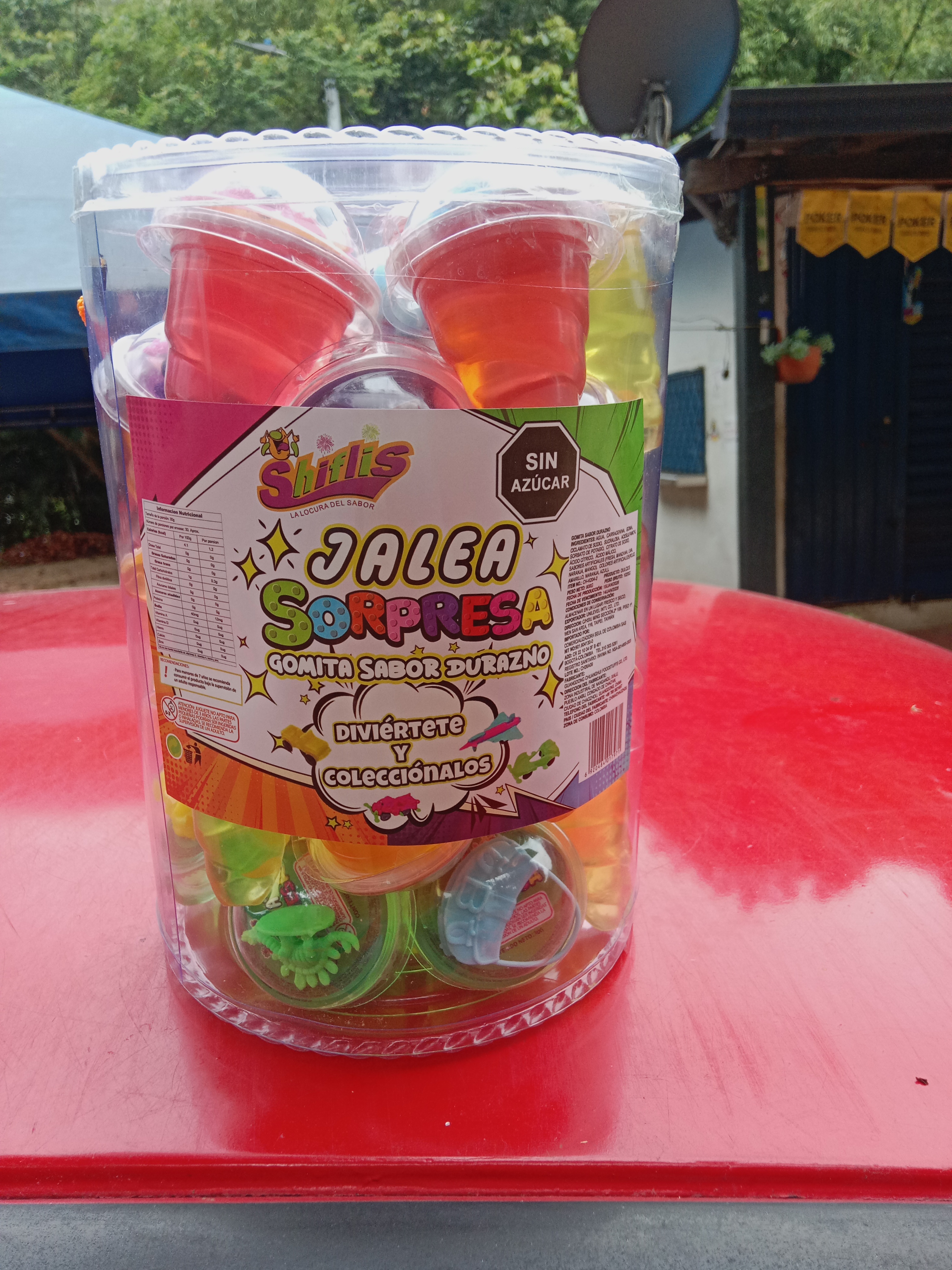 Gelatina de muchos sabores con juguete