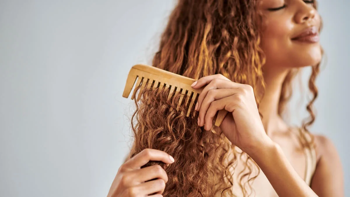 Cómo peinar cabello rizado: 9 secretos para definir, cuidar y evitar el frizz